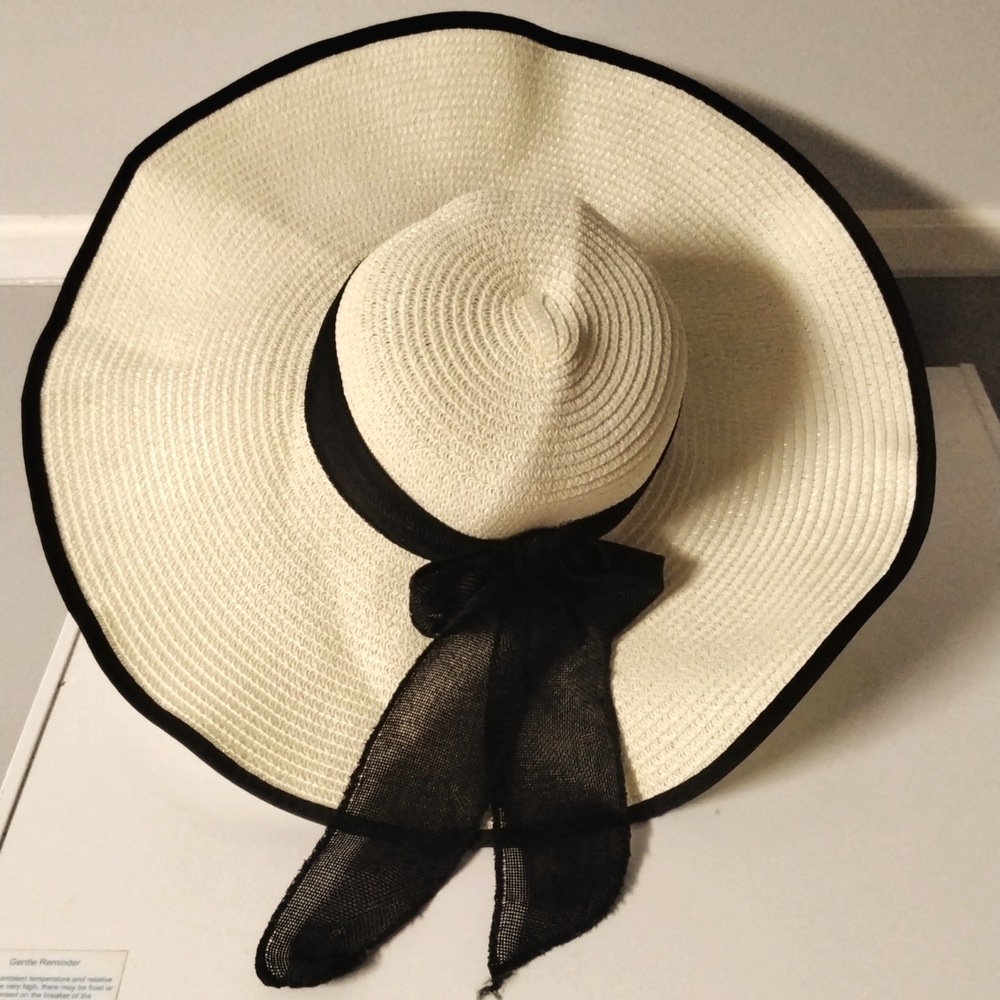 Women's Wide Brim Floppy Hat - NWOT